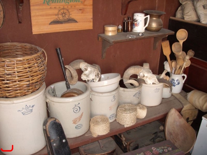 Crock pots + utensils